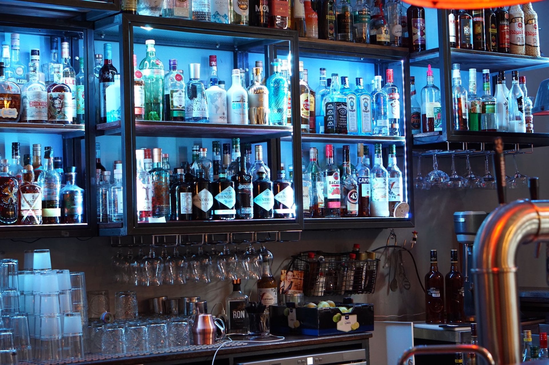 Bar mit beleuchteten Regalen im Cubanitos